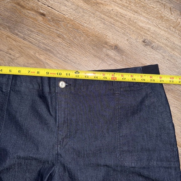 Lee • Mid Rise Dark Denim Rolled Cuff Stretch Bermuda Shorts - Picture 4 of 6